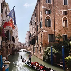https://dona-palace.hotelinveneto.com